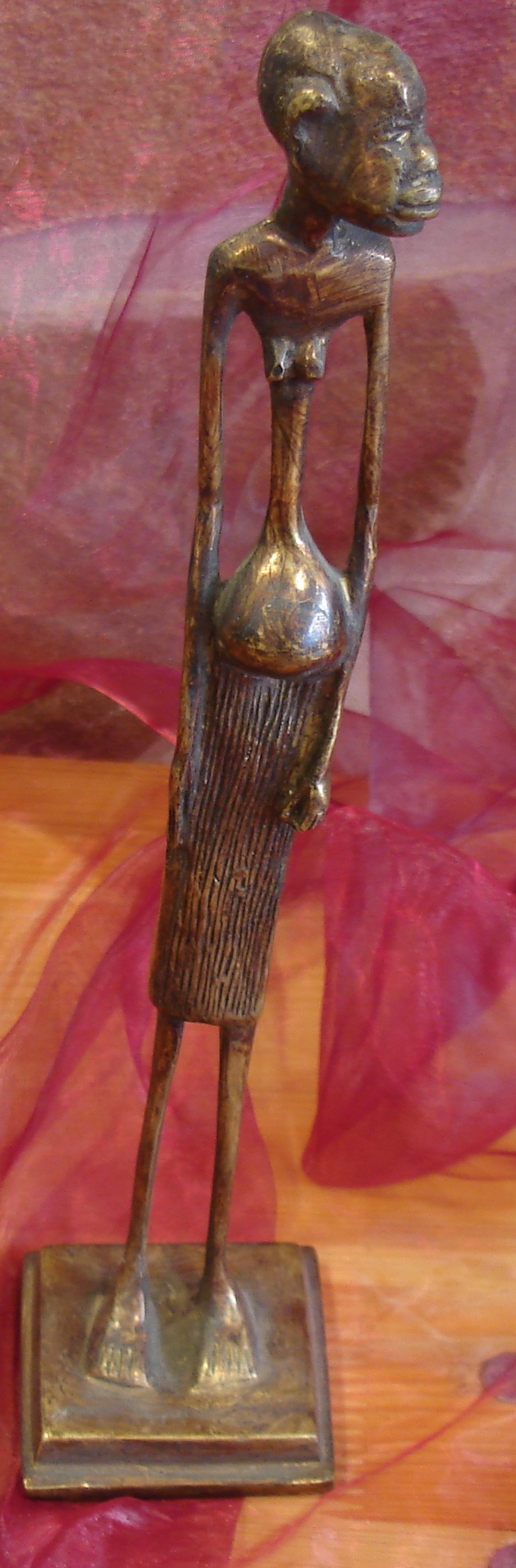 Bronzefigur "Frau" - zum Schlieen ins Bild klicken