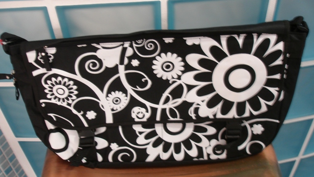 Tasche schwarz/weiß - zum Schlieen ins Bild klicken